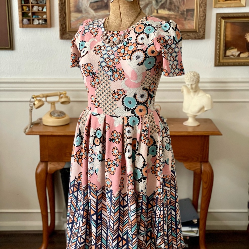 NWOT Women’s Small LulaRoe Pleated Amelia Geometric Floral Tea Party Dress